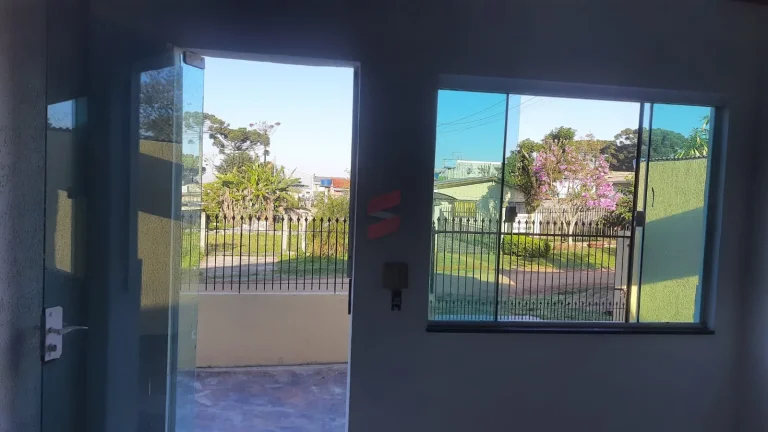Imagem VENDO UMA BELÍSSIMA CASA EM PIRAQUARA
BAIRRO : JARDIM SANTA HELENATerreno com 560 metros quadrados sendo 14x40, área construída 144m2
A casa disponibiliza de: 
- 3 suites e mais 1 banheiro social
- Banheiros com box e revestimento de porcelanato
- Sala de