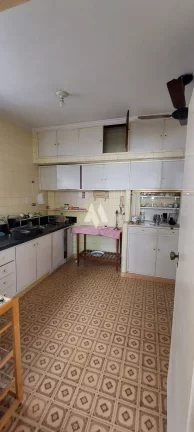 Imagem Apartamento com 228m², quadra da praia do Gonzaga, 3 dormitórios, dependência completa, 1 vaga!