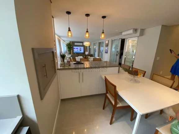 Imagem Apartamento com 4 dormitórios à venda em prédio Frente Mar no centro de Balneári
