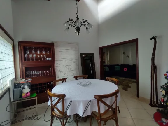 Imagem Impecável Casa em Condomínio à Venda em Vinhedo-SP - 3 Quartos, 1 Suíte, 2 Salas, 3 Banheiros, 4 Vagas, 212,10 m². Imagem Impecável Casa em Condomínio à Venda em Vinhedo-SP - 3 Quartos, 1 Suíte, 2 Salas, 3 Banheiros, 4 Vagas, 212,10 m².