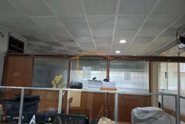 Imagem Salão com 105 m², sendo 60 m² de vão livre, conta com 2 banheiros, copa e 2 vagas de garagem. 

...