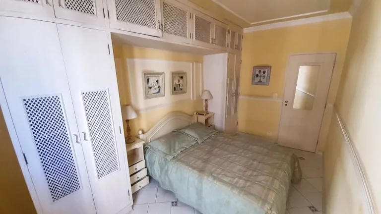 Imagem Astúrias, frente mar, vista lateral, 3 dormitórios e 1 vaga.