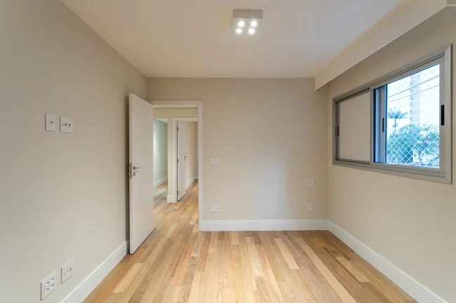 Imagem Apartamento 263M² Reformado, 4Q, 2 Suítes, 3 Banheiros, 2 Vagas, Lavabo, Academia, Piscina, Churrasqueira, Salão de Festas e Jogos, Quadra.