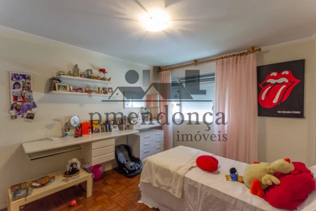 Imagem Apartamento de 132m² em Higienópolis, 3 quartos (1 suíte) e 1 vaga demarcada e livre.