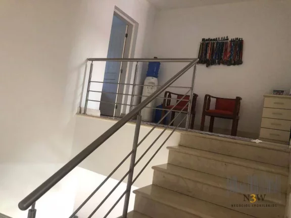 Imagem Sobrado à venda em Alphaville Barueri SP com 5 suítes, 4 vagas de garagem, piscina e 480m².