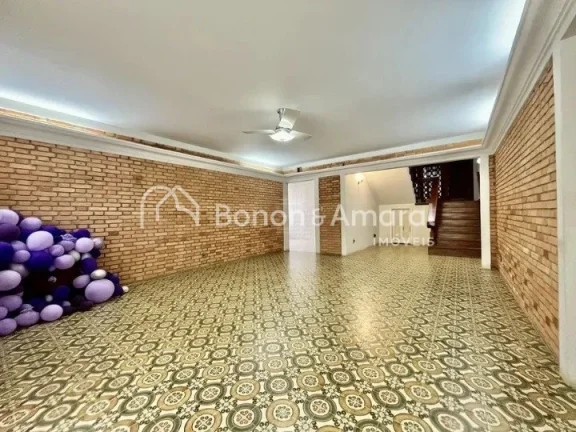 Imagem Casa com 5 dormitórios, sendo 3 suítes, e projetada com acessibilidade para deficientes (PcD). O i...
