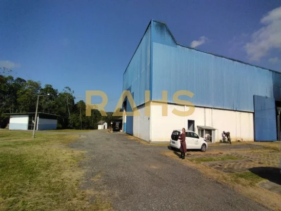 Imagem Este galpão comercial é localizado em Araquari, fundos do KM-65 da BR-101, com área total de 63.4...