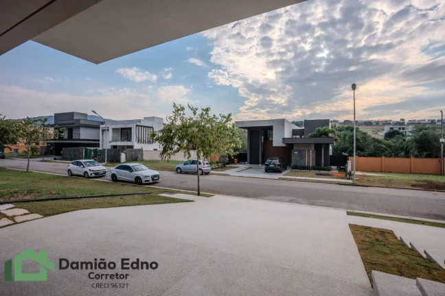 Imagem Casa com 4 suítes ,1 maste 348,10 m² R$ 3.180,000 - Condomínio Alphaville