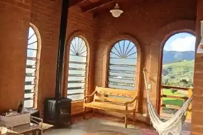 Imagem Casa Rústica de Montanha com Vista Aberta a 1.450 m de Altitude em São Bento do Sapucaí