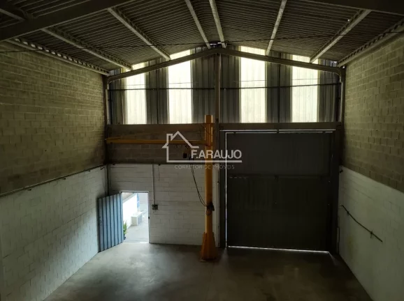 Imagem Com um amplo espaço interno, barracão oferece inúmeras possibilidades de layout e adaptação, permitindo a personalização de acordo c/ as necessidades