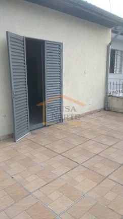 Imagem Sobrado precisando de reforma, com 2 dormitórios, sala, cozinha com armários e 1 banheiro. Possui ...