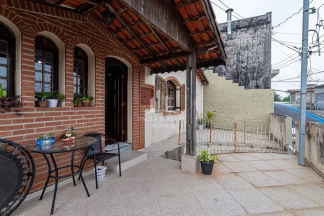 Imagem Excelente Assobradado de Esquina, 292m², 4 Quartos, 2 Suítes, 1 Vaga, Churrasqueira, Financia, está dividida em 2 casas, no Centro de Ribeirão Pires-SP
