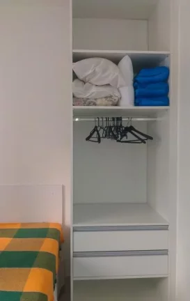 Imagem PITANGUEIRAS- CALÇADÃO , APARTAMENTO TOTALMENTE REFORMADO E DECORADO , GARAGEM NO PRÉDIO.