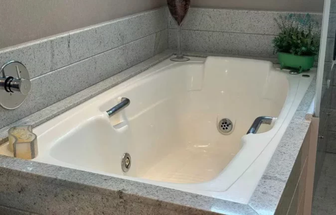 Imagem Apartamento mobiliado com 4 suítes e 4 vagas de garagem na Av. Atlântica em Balneário Camboriú