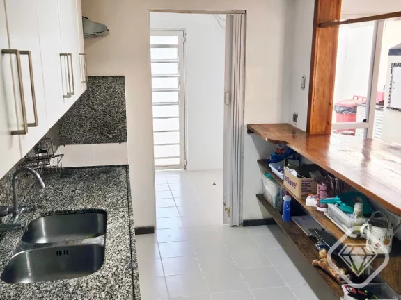 Imagem Casa espaçosa em Ipanema com suítes e pátio perfeito para a família.

Esta residência oferece 2...