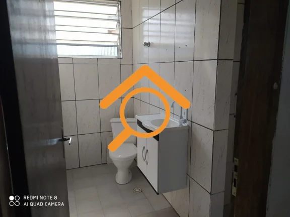 Imagem São 2 casas independentes, cada uma com 3 dormitórios e com 2 vagas de garagem. Próximo a estação de trem Varginha.