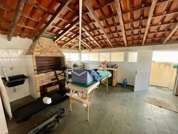 Imagem Esta excelente casa está situada a apenas 5 minutos da orla de Caraguatatuba, no bairro Poiares, um...