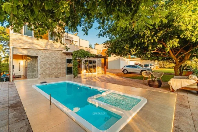 Imagem Venda de Sobrado de Alto Padrão no Clube Náutico, Toledo-PR: 3 Quartos, 1 Suíte, 2 Salas, 3 Banheiros, 4 Vagas, 193m².