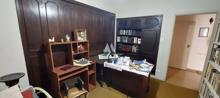 Imagem Apartamento com 228m², quadra da praia do Gonzaga, 3 dormitórios, dependência completa, 1 vaga!