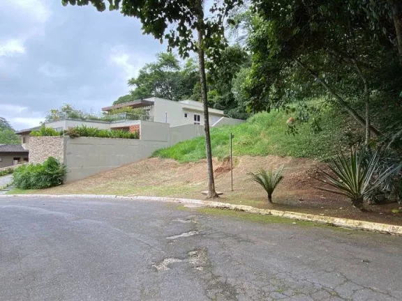 Imagem Excelente lote de 842m² em aclive e com fundo e lateral para área preservad