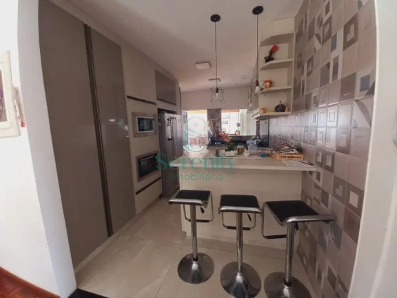 Imagem Excelente Casa à Venda no Coliseu em Londrina - 3 dormitórios - 2 suítes - Edícula com churrasqueira - R$920.000,00