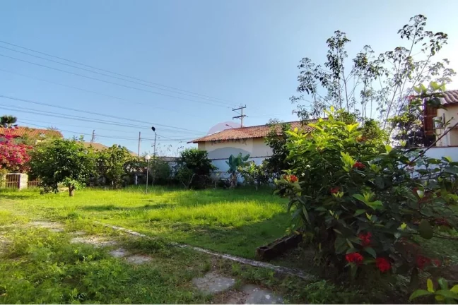 Imagem Casa com três quartos, Perto da Praia e da Praça da 70, Itaipuaçu Terreno completo