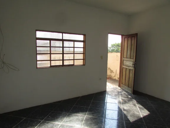 Imagem Encantadora casa de rua disponível para venda, localizada em um bairro tranquilo e de fácil acesso...