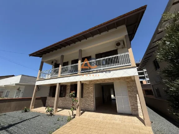 Imagem Casa semimobiliada no Gravatá com 5 dormitórios, sendo 1 suíte com 336m² de terreno a venda pela Imobiliária Adriano Carpes