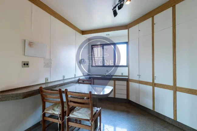 Imagem Apartamento de luxo em Moema: 3 quartos, 3 suítes, 2 salas, 5 banheiros, 4 vagas de garagem e 325m² de área. Aproveite!