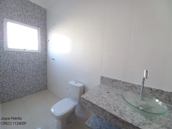 Imagem Casa nova com 4 suítes, piscina e fino acabamento à venda em condomínio de luxo em Peruíbe.