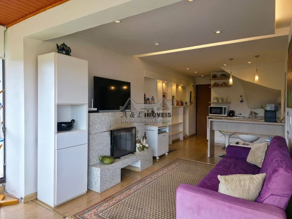 Flat duplex à venda em Campos do Jordão – Vila Everest, 2 suítes e lareira