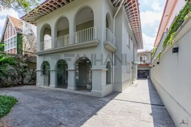 Imagem Casa de luxo no Jardim Paulista: 4 quartos, 3 suítes, 5 banheiros, 4 vagas. 400m² de área. Venda ou locação em SP.