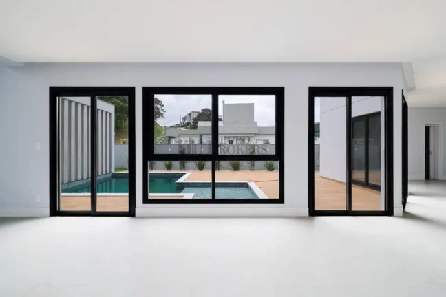 Imagem Casa com 4 suítes e 4 vagas à venda no condomínio Caledônia em Camboriú/SC