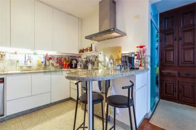 Imagem Imperdível: Casa à venda ou locação em São Paulo-SP, Jardim América! 2 quartos, 1 suíte, 3 salas, 3 banheiros, 2 vagas, 200m².