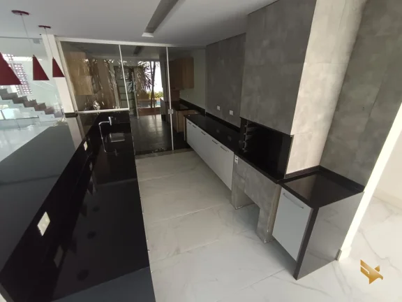 Imagem Sobrado com garagem subterranea e suite com dois closets e banheira