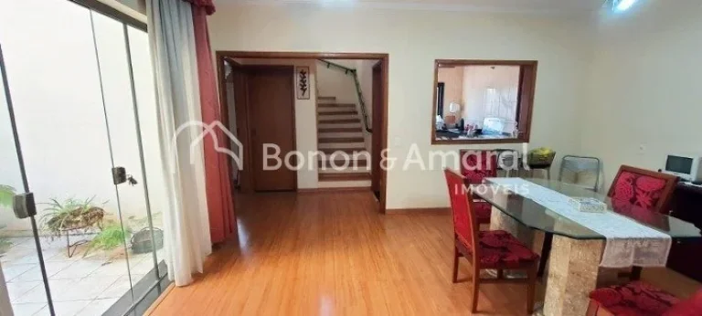 Imagem Excelente casa com 3 dormitórios, sendo 1 suíte com varanda, banheiro social, e um living amplo qu...