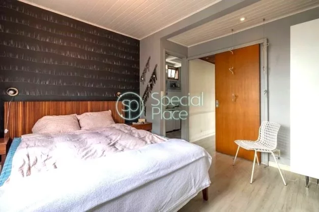 Imagem Cobertura reformadíssima com 155m² em Perdizes. Primeiro piso - sala para dois ambientes com sacad...