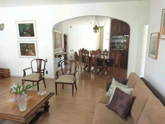 Imagem Confira esta linda casa em bairro tradicional de Barbacena/MG - Mansões!