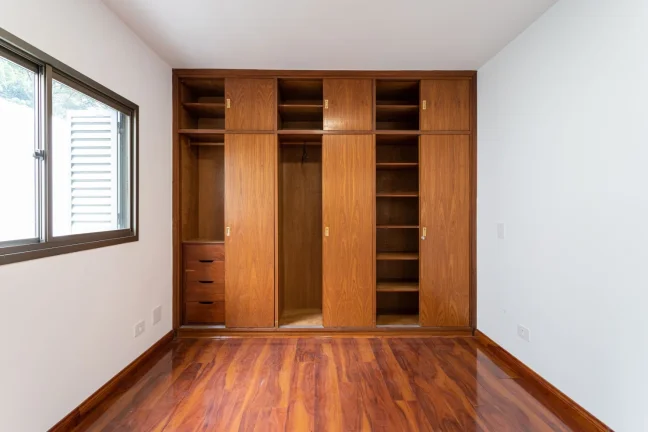 Imagem Apartamento 149M² Reformado, 3Q, 1 Suíte, 2 Banheiros, 3 Vagas, Lavabo, Piscina, Sacada, Playground.