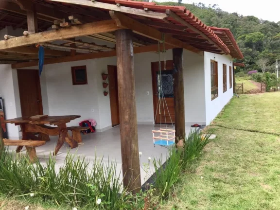 Imagem Sitio com ampla casa térrea com varanda ampla lateral.