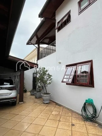Imagem Esta casa é perfeita para quem busca uma localização privilegiada e segurança para sua família....