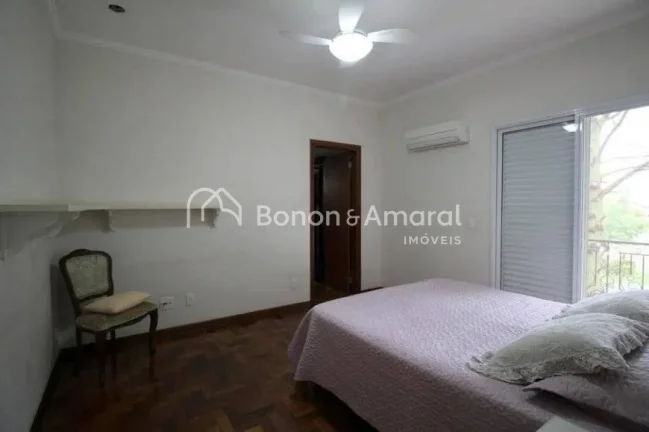 Imagem Belíssimo sobrado com 389 m² de área construída. A residência possui 4 suítes com vista voltad...