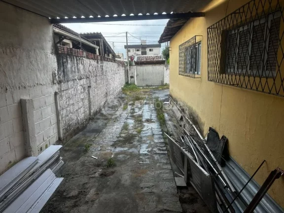 Imagem Casa Antiga com Potencial no Conjunto Ponta Negra