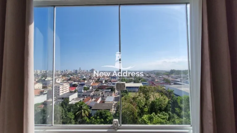 Imagem Casa triplex com vista privilegiada de Vila Velha, sala ampla, suíte com closet e garagem para até 3 carros. Imóvel espaçoso e bem distribuído.