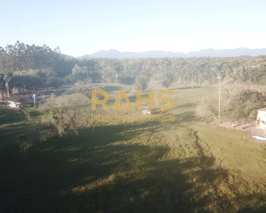 Imagem A liberdade de viver em um ambiente em meio a muita natureza. Excelente chácara, escriturada a vend...