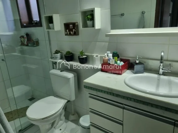 Imagem Casa aconchegante à venda no bairro Capuava, em Valinhos/SP, com ambientes espaçosos e cercada por...