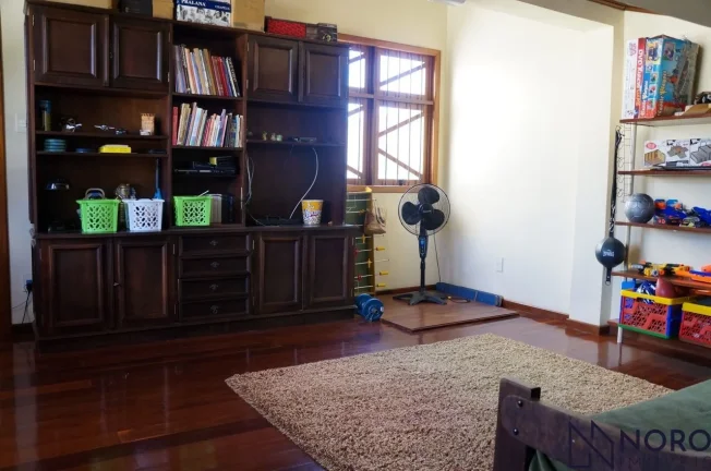 Imagem Casa ampla , 3 dormitórios, suíte,2 vagas de garagem no Bairro Duque de Caxias.