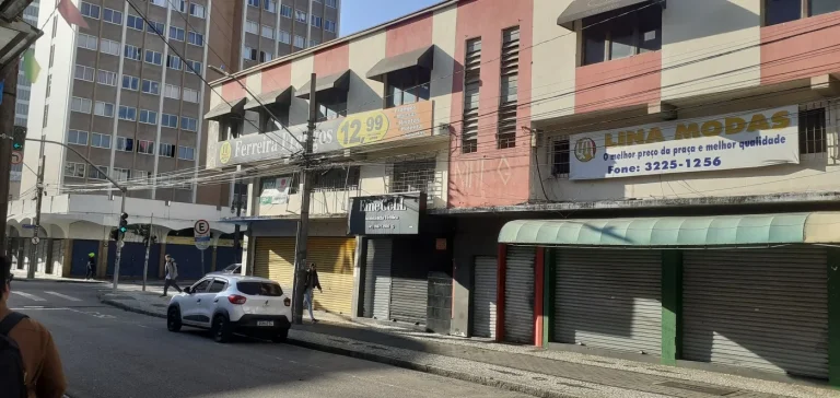 Sobre loja no Centro. Rua Pedro Ivo.208 m2. R$ 4.000 aluguel