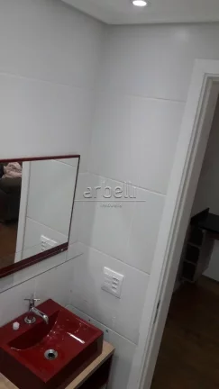 Imagem Apartamento com 33 M², 1 banheiro com box em vidro e gabinete no lavatório, 1 dormitório, cozinha...