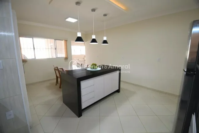 Imagem Esta casa é uma excelente opção para quem busca conforto e funcionalidade. Com três quartos, sen...